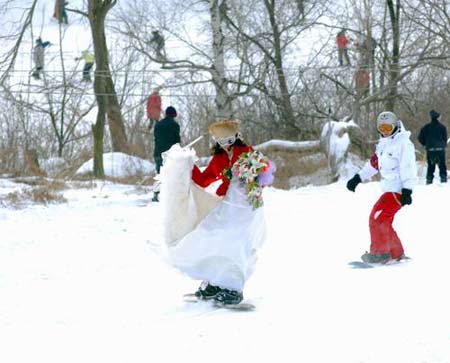 Here are the skiing enthusiasts making a wedding ceremony on ice